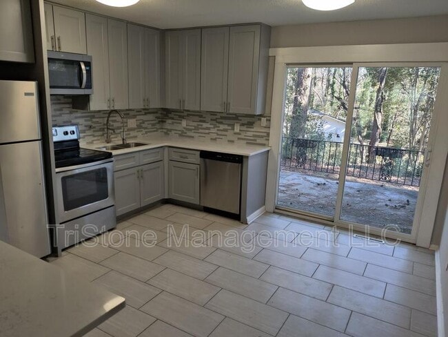 Building Photo - 3108 Erskine Dr