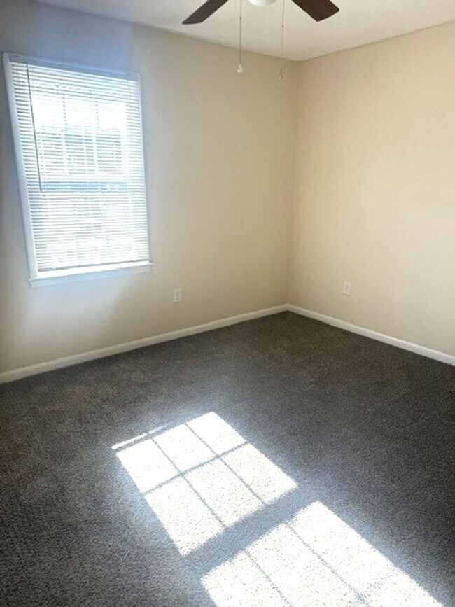 Building Photo - 800 Verdant Dr