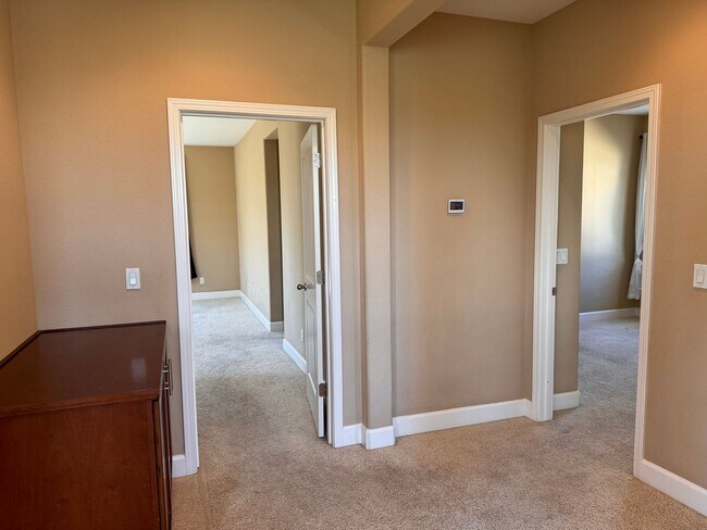 Building Photo - Lovely 3/2.5 in perfect location!