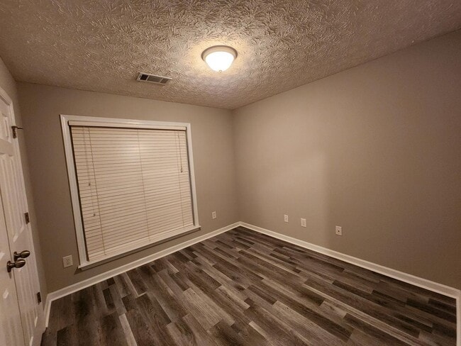 Building Photo - 3 Bedrooms 2 Baths 2 Car Garage - North Co...