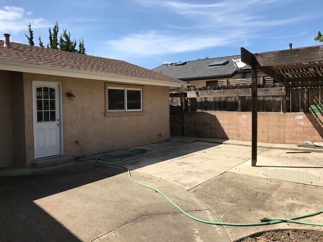 Building Photo - Beautiful 3-Bedroom, 2 bath home!