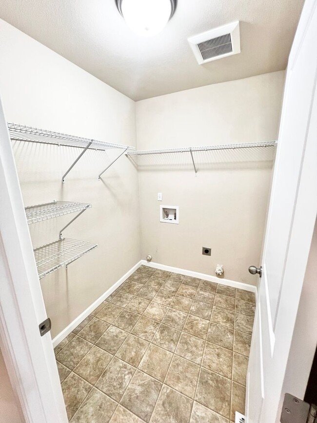 Building Photo - LIKE NEW Truly a MUST SEE! Move-in Ready