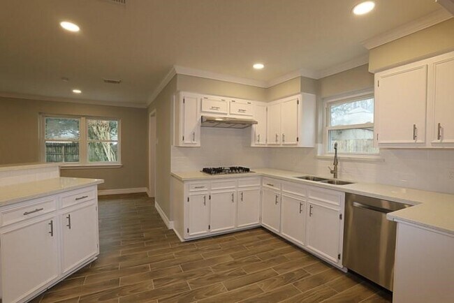 Building Photo - 511 Rosewood Dr