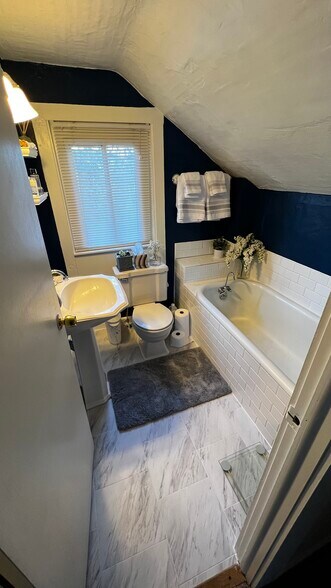 Building Photo - 337 Beakes St