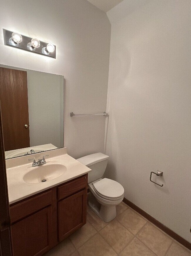 Building Photo - Large townhouse with 3 Bedrooms, 3.5 Bath,...