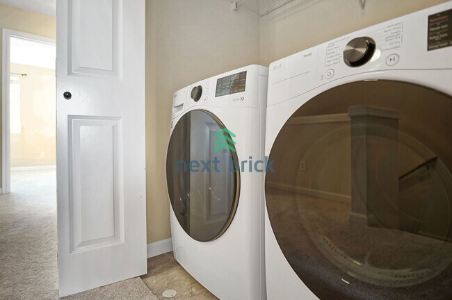 Building Photo - 4 Bed and 2.5 Bath Beautiful Condo is Avai...