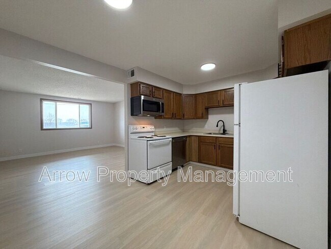 Building Photo - 535 W Saunders Ave