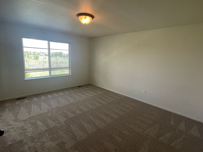 Building Photo - Beautiful 4 Bed, 3 Bath House in Maple Hill!