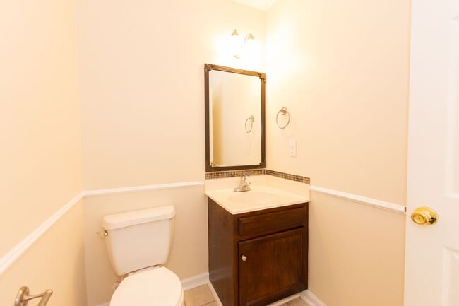 Building Photo - MOVE-IN READY $300 off first month