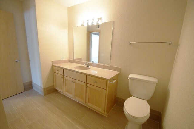 Building Photo - Pinto Suite