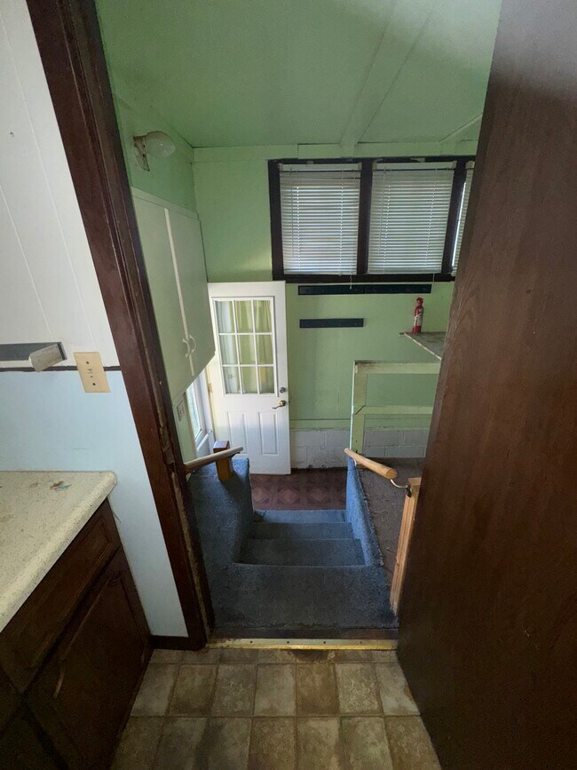 Building Photo - 420 W College St