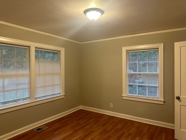 Building Photo - Spacious home