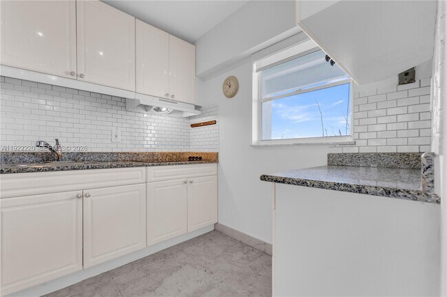 Building Photo - 16508 NE 26th Ave