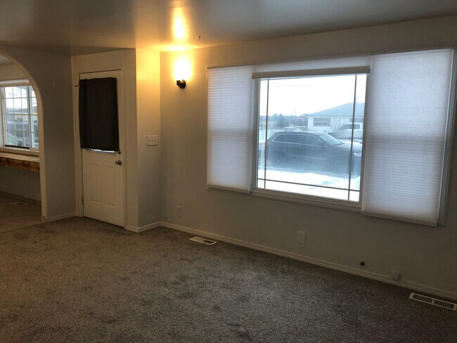 Building Photo - 2 Bedroom home with detached Office/Room.