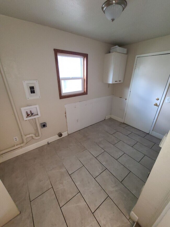 Building Photo - Sherwood Duplex and House