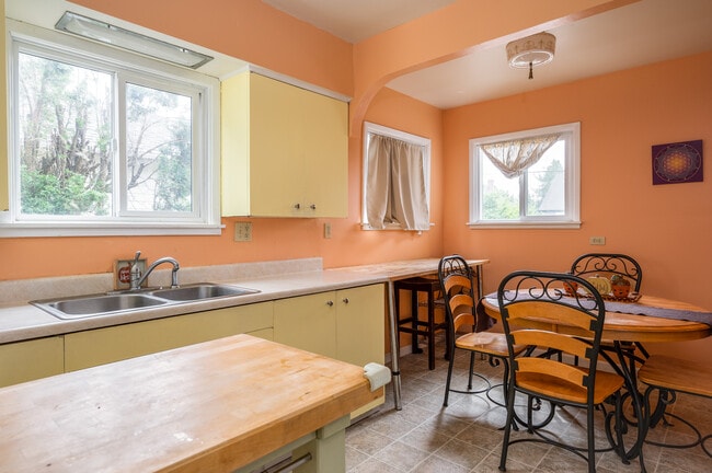 Building Photo - 1040 NE 78th Ave