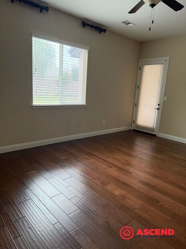 Building Photo - Stunning 4 bedroom + office in Seven Oaks!