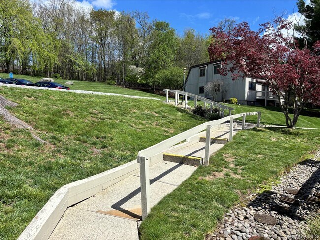 Building Photo - 10 Sycamore Dr