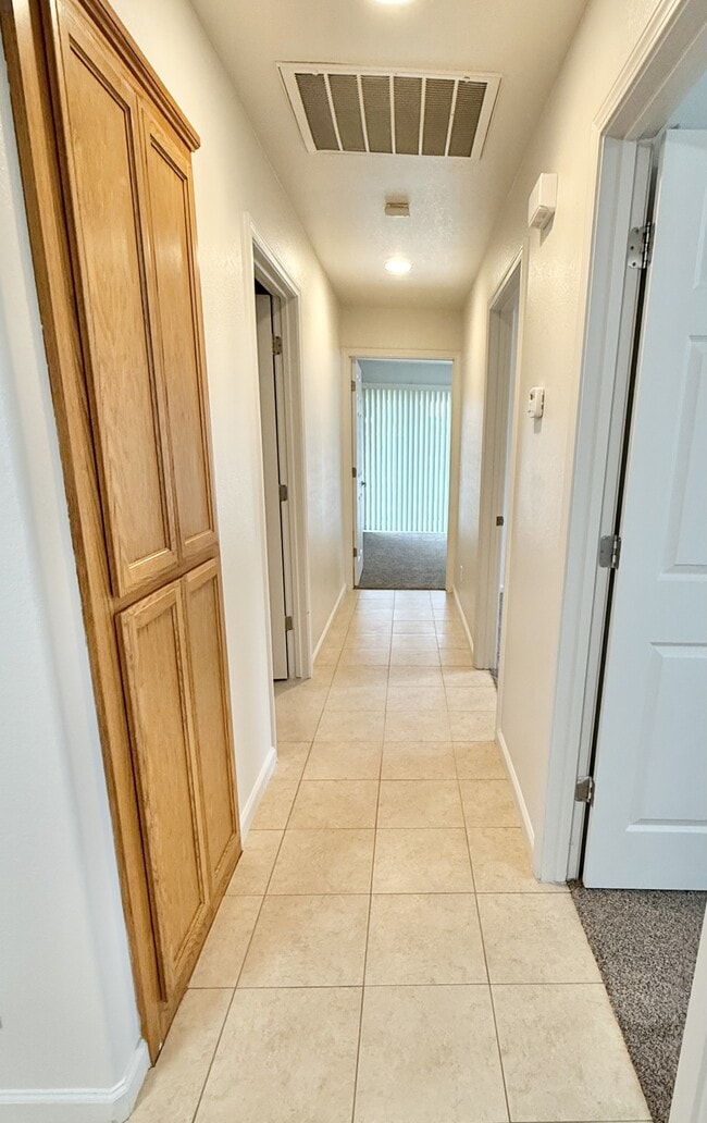 Building Photo - 421 N Walnut Ave