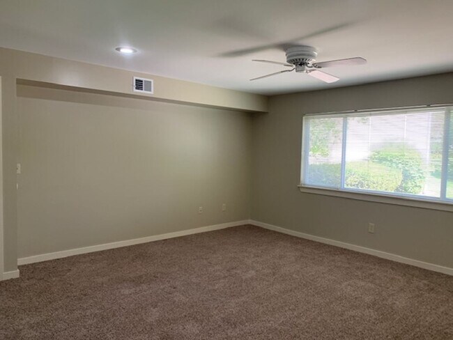 Building Photo - Sarah's Run Apartments