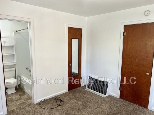 Building Photo - 140 1/2 West Court Street