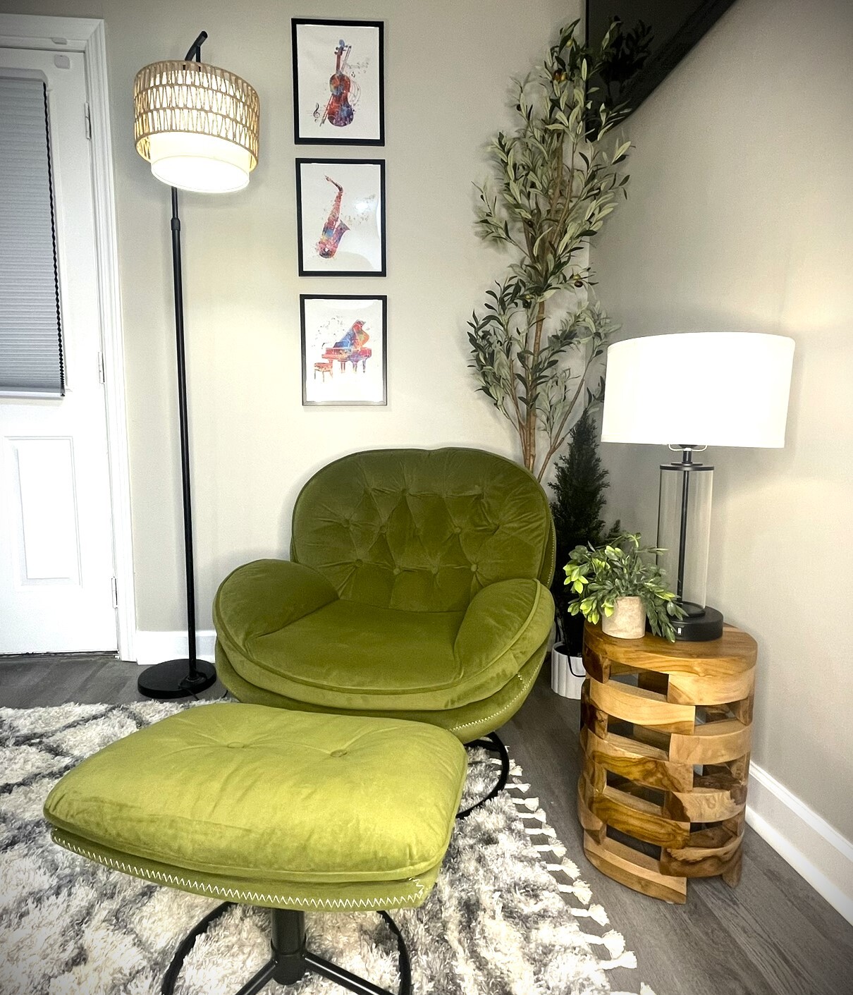 Reading nook-touch lamps w usb - 2000 Walker Ave