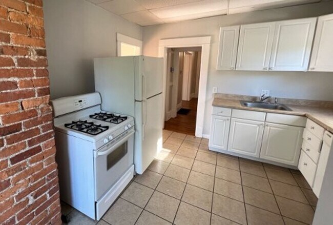 Building Photo - Welcome to 372 E 13th!!! 4 Bedroom 2 Bathr...