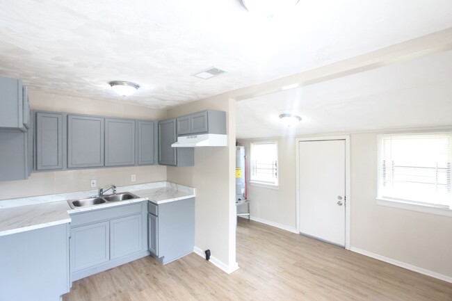 Building Photo - New On The Market! Fresh New Updates!! Bet...