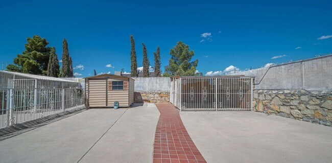 Building Photo - Adorable 2 bedroom, 2 bath home in East  El Paso!