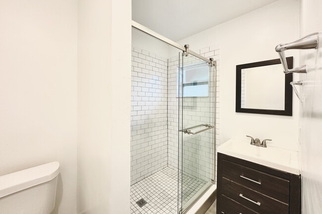 Building Photo - 817 NE 19th Avenue