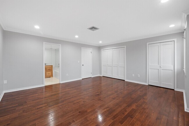 Building Photo - 18 SKYVIEW Ter