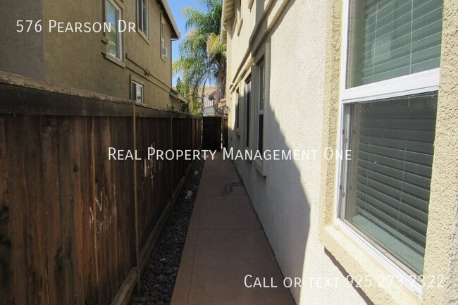 Building Photo - 576 Pearson Dr