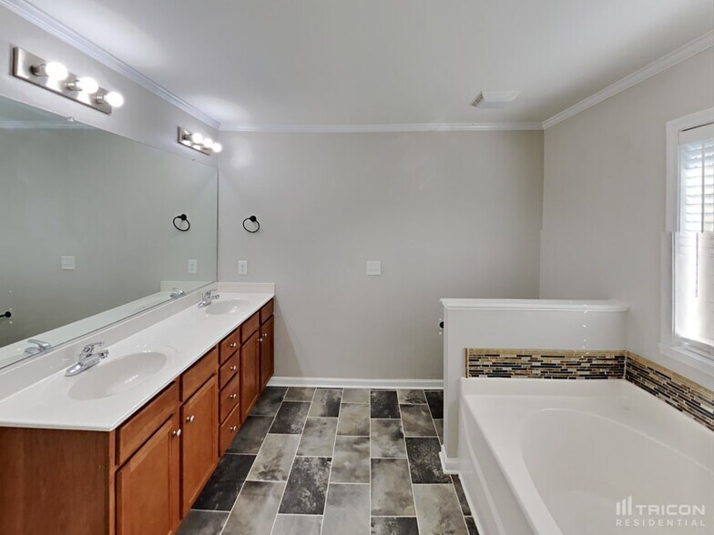 Building Photo - 4097 Village Park Ct