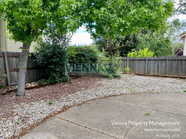 Building Photo - 5608 Glen Oaks Dr