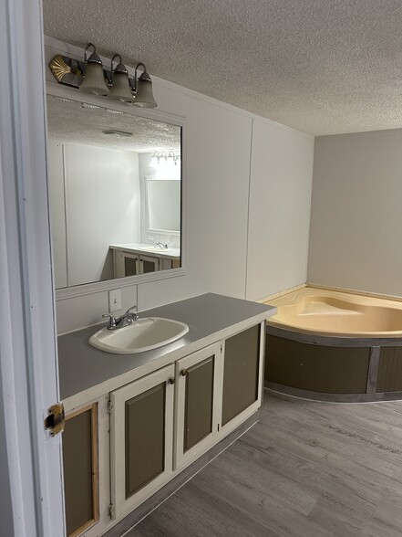 Building Photo - 150 James Way