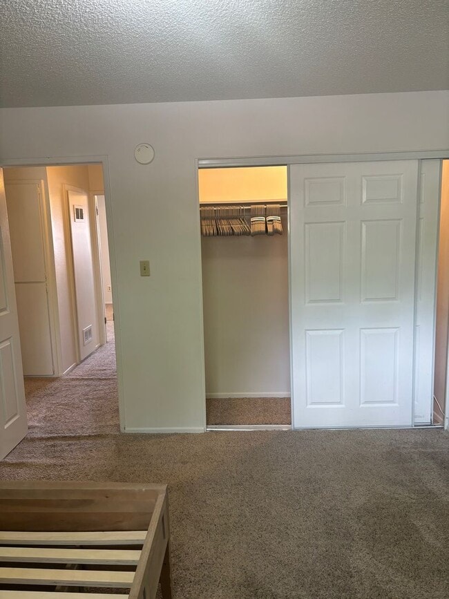 Building Photo - Updated 3bd/2.5ba Townhome in Lakewood