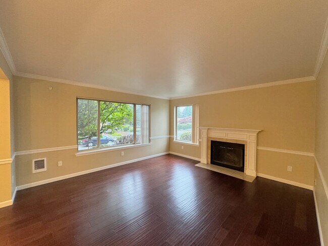 Building Photo - Lovely 2 Bedroom Condo in Hampton Village ...