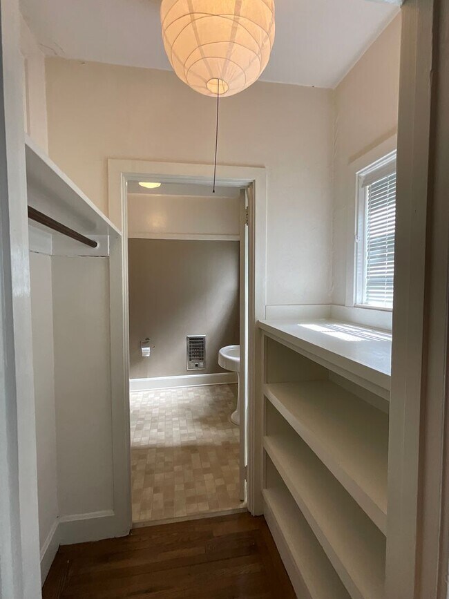 Building Photo - SPACIOUS ONE BEDROOM IN MIDTOWN!!