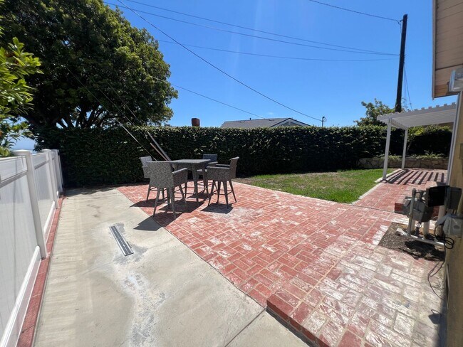 Building Photo - Ranch Style 1 Level, 3Bed/2Bath, Miraleste Pines, Custom Touches Everywhere