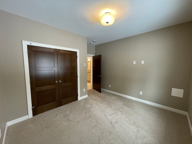 Building Photo - Available Now! 3 Bed 2 Bath Beautiful New Construction Townhome in Hermantown