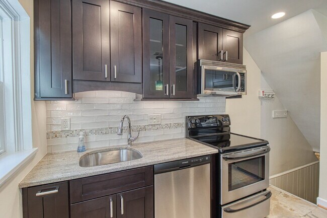 Building Photo - Discover Exceptional Townhouse Living!