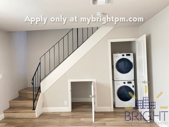 Building Photo - Recently Renovated 2 Bedroom 1 Bath, Two-Level Apartment-Great Midtown location!