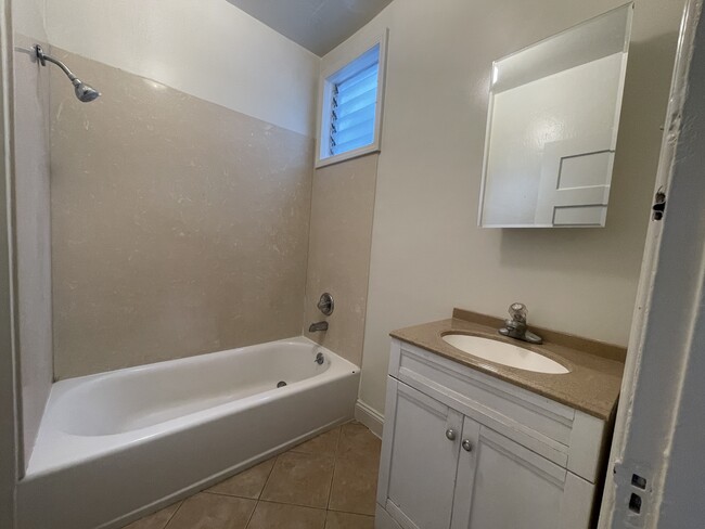 Building Photo - 1br - Large Remodeled 1bed W/Large Closet/...