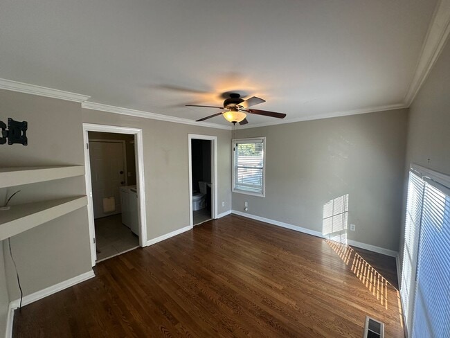 Building Photo - FOR LEASE - 3 bed, 2 bath, 1400 sqft single-family home