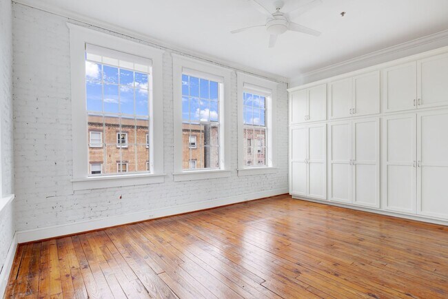 Building Photo - 321 W Broughton St