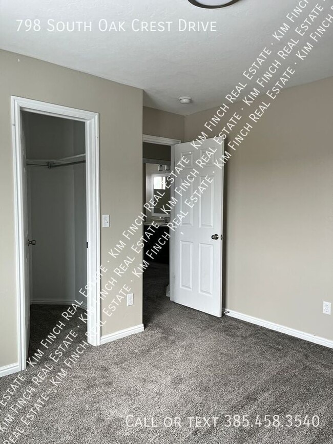 Building Photo - 798 S Oak Crest Dr