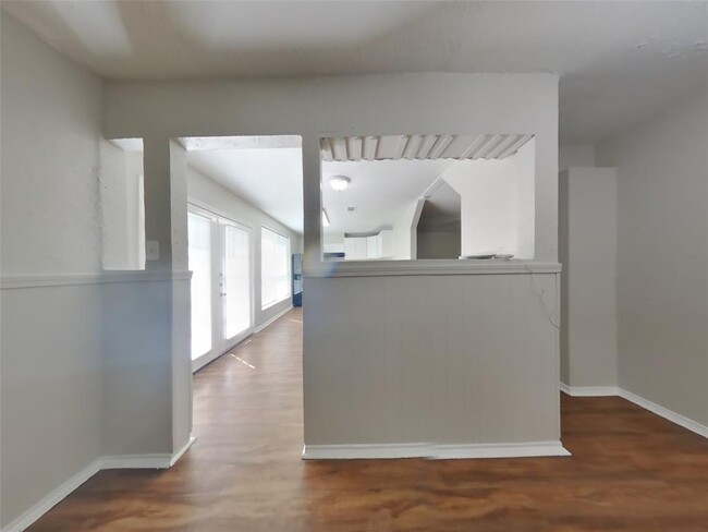 Building Photo - 15811 Kenbriar Dr