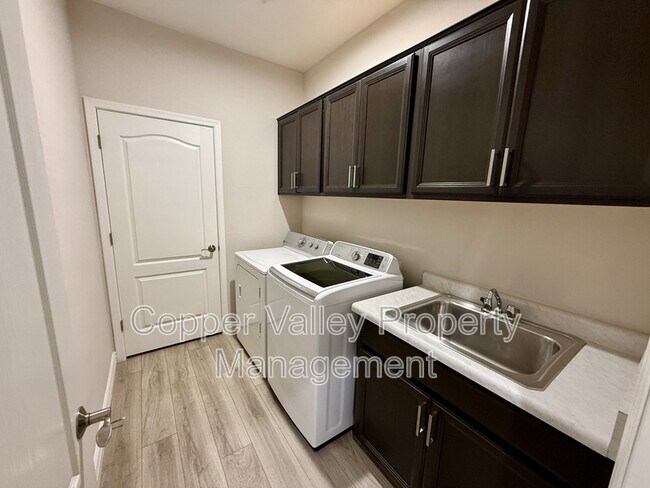 Building Photo - 2425 W Bronco Butte Trl