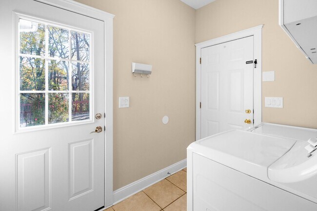 Building Photo - Charming 3 bed 2.5 bath Home in Huntersville!