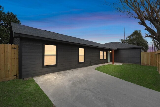 Building Photo - 262 1/2 De Boll Street Unit